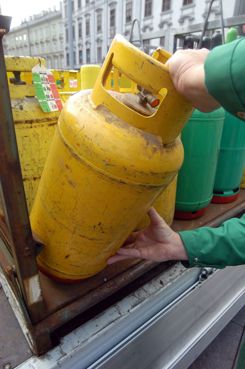 CLOSE-UP OF MAN HOLDING FOOD IN CONTAINER