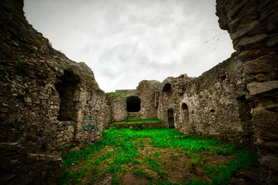 Old ruin building against sky