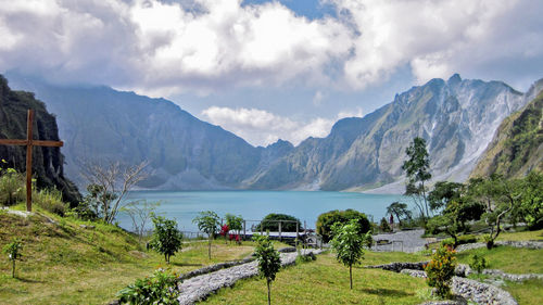 Panoramic view of lake and mountains against sky