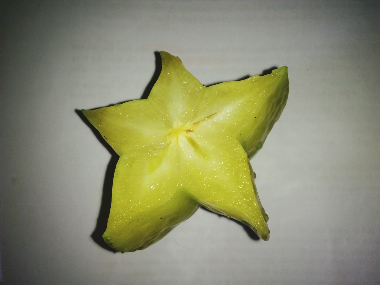 CLOSE-UP OF YELLOW FLOWER