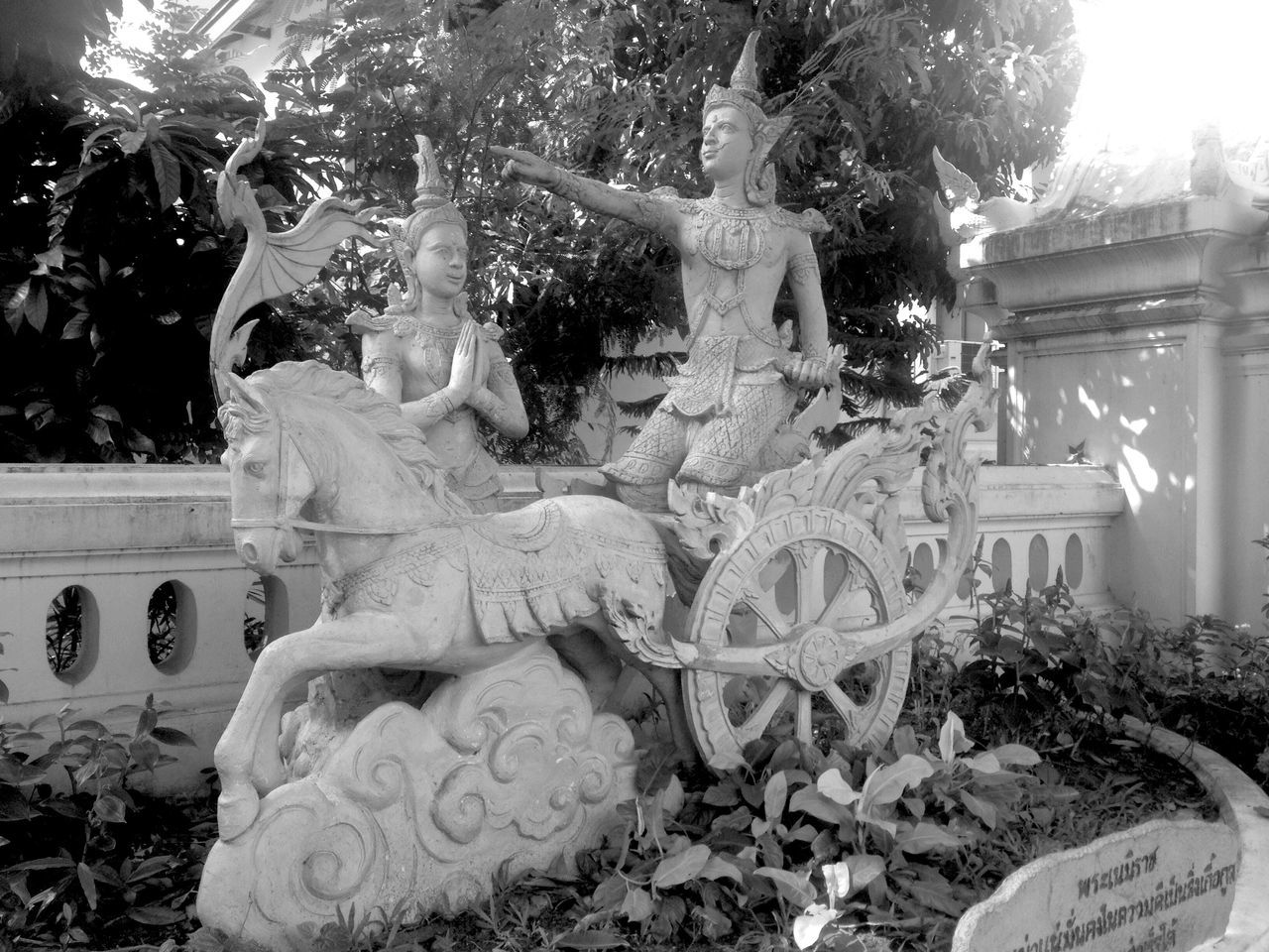 Gardendecoration #templegarden #thaiachitecture #stonecarving #trees #watmakutkasat #bangkok #thailand blackandwhite