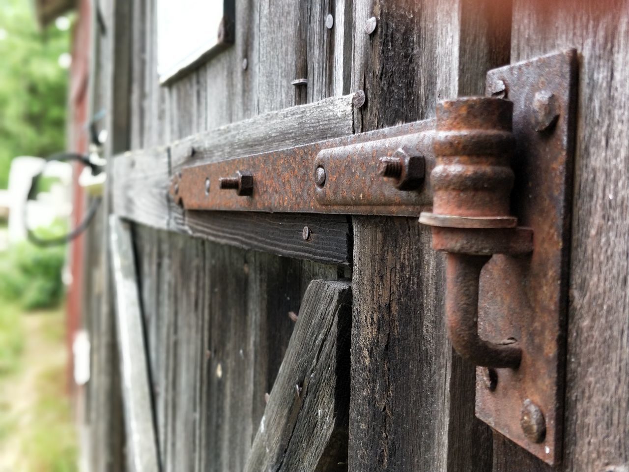 CLOSE-UP OF DOOR HANDLE ON WOODEN POST