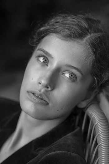 CLOSE-UP PORTRAIT OF SMILING MID ADULT WOMAN