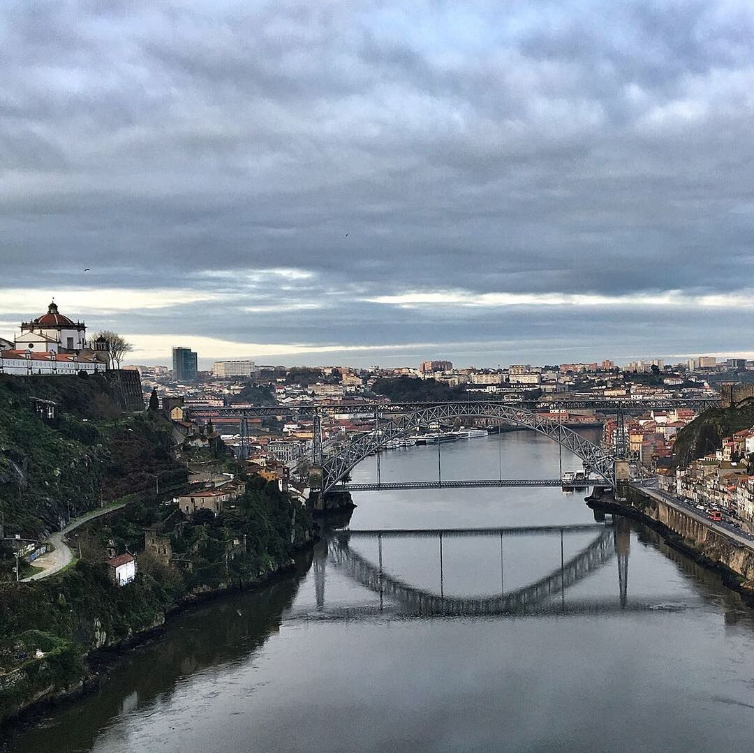 HIGH ANGLE VIEW OF RIVER AMIDST BUILDINGS IN CITY