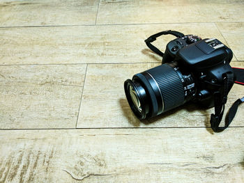 Wood paquet floor with a perspective view of dslr camera stay on top