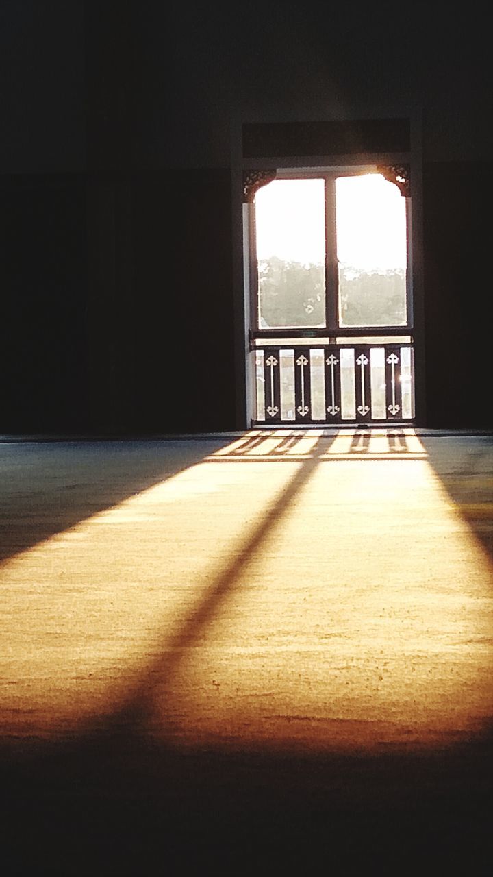 SUNLIGHT FALLING IN EMPTY ROOM OF BUILDING