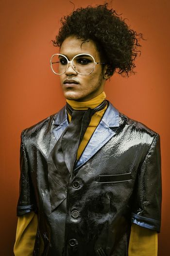 PORTRAIT OF YOUNG MAN WEARING SUNGLASSES