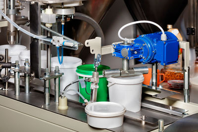 Mechanism for seaming and packing products into plastic buckets on a production line in the food 