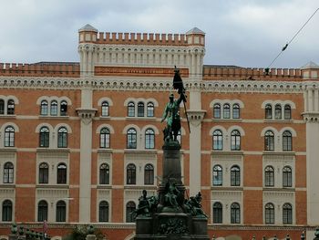 Statue of historic building against cloudy sky