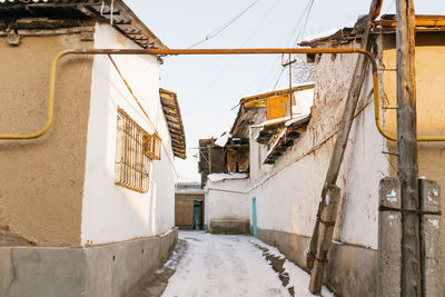 Tashkent, uzbekistan. december 2020. traditional national mahali houses of the old town in winter