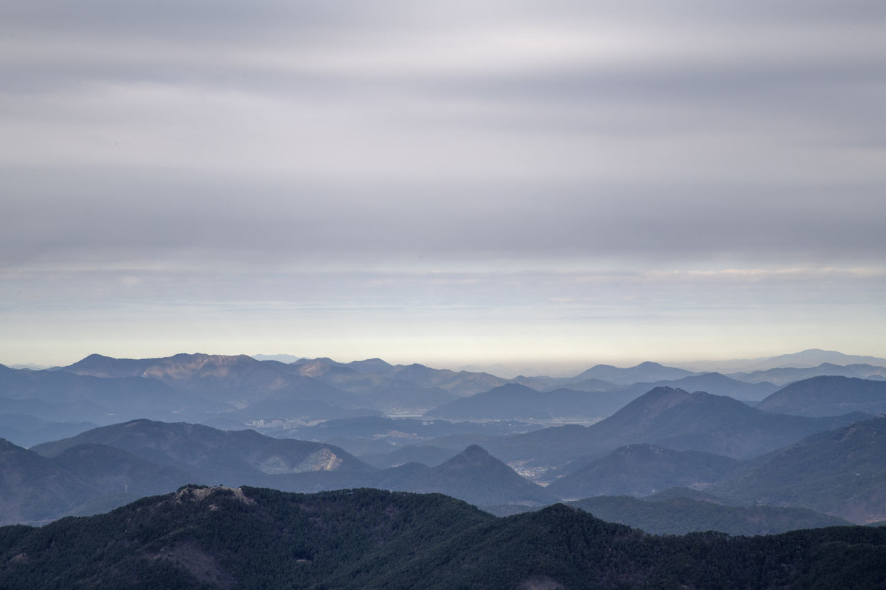 SCENIC VIEW OF MOUNTAINS AGAINST SKY AT SUNSET