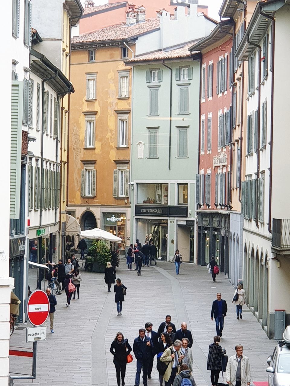 GROUP OF PEOPLE ON STREET AGAINST BUILDINGS IN CITY