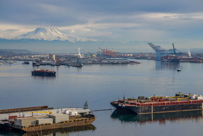 Port of tacoma and mount rainier