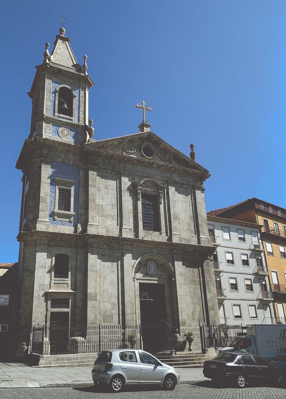 VIEW OF BUILDING AGAINST CLEAR SKY