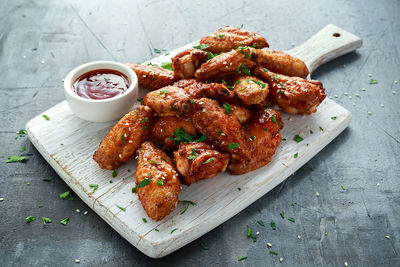 Baked chicken wings with sesame seeds and sweet chili sauce