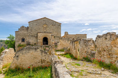 Old ruin building against sky