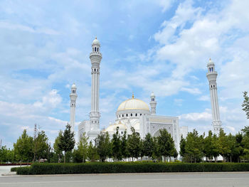 Mosque proud of muslims in shali near grozny in chechen republic, russia 