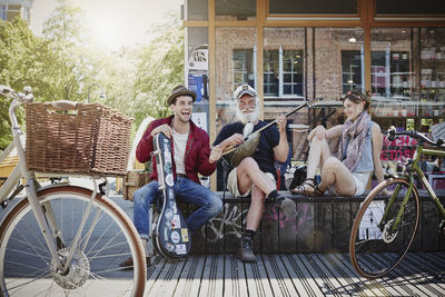 Germany, hamburg, st. pauli, couple listening to old sailor, making street music