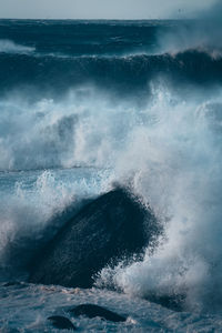 Waves splashing in sea