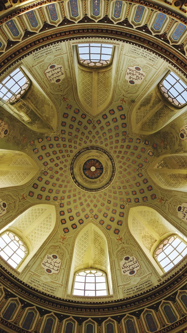 LOW ANGLE VIEW OF ORNATE CEILING IN BUILDING