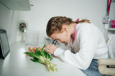 Girl teenager uses electron microscope training