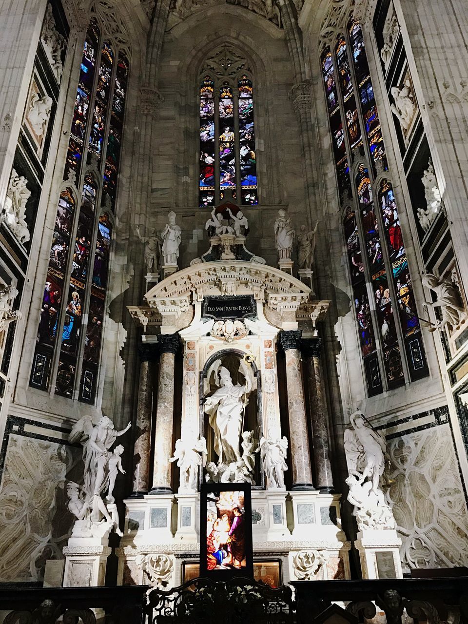 LOW ANGLE VIEW OF STATUE AGAINST TEMPLE