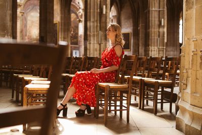 Young woman sitting on chair in cafe
