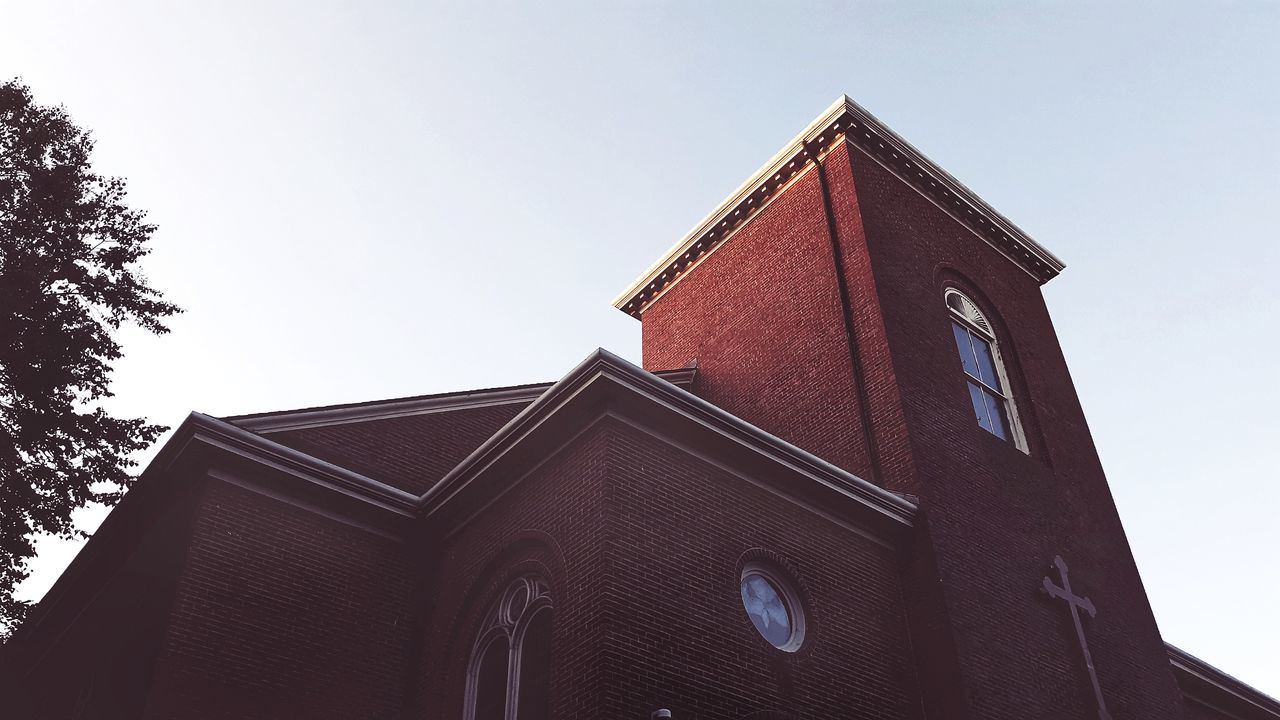 LOW ANGLE VIEW OF TRADITIONAL BUILDING AGAINST CLEAR SKY