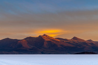 Scenic view of mountains agains sky at sunset on the uyuni salt flats, bolivia