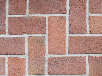 A pattern of red colored brickwork on horizontal and vertical lines