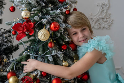 Portrait of woman decorating christmas tree