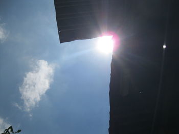 Low angle view of sun shining in sky