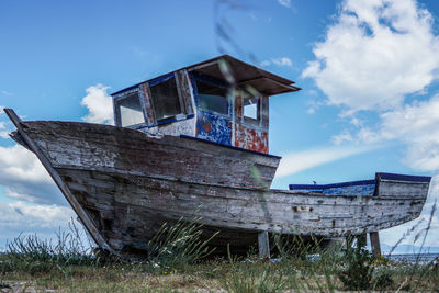 Abandoned boat on seashore
