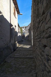 Narrow alley amidst buildings in city