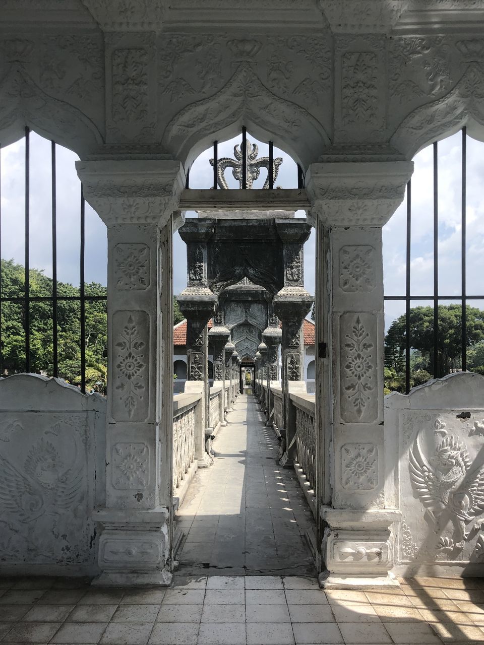 VIEW OF HISTORIC BUILDING WITH COLONNADE