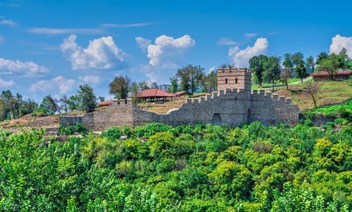 Fortification walls of the tsarevets fortress in veliko tarnovo, bulgaria, on a sunny summer day