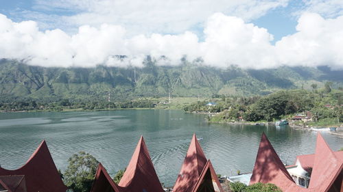 Panoramic view of lake and mountains against sky