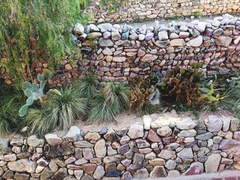 Stone wall with pebbles