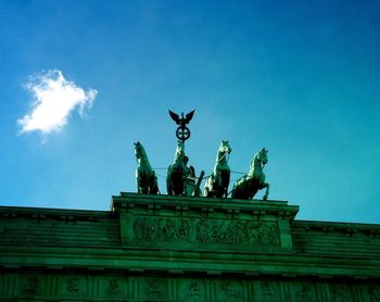 Statue against sky