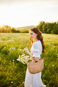 Portrait of smiling young woman holding flowers