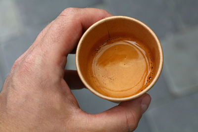Cropped hand of man holding coffee cup