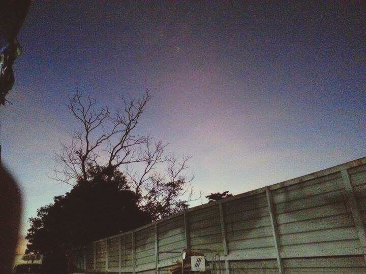 LOW ANGLE VIEW OF BUILT STRUCTURE AGAINST SKY