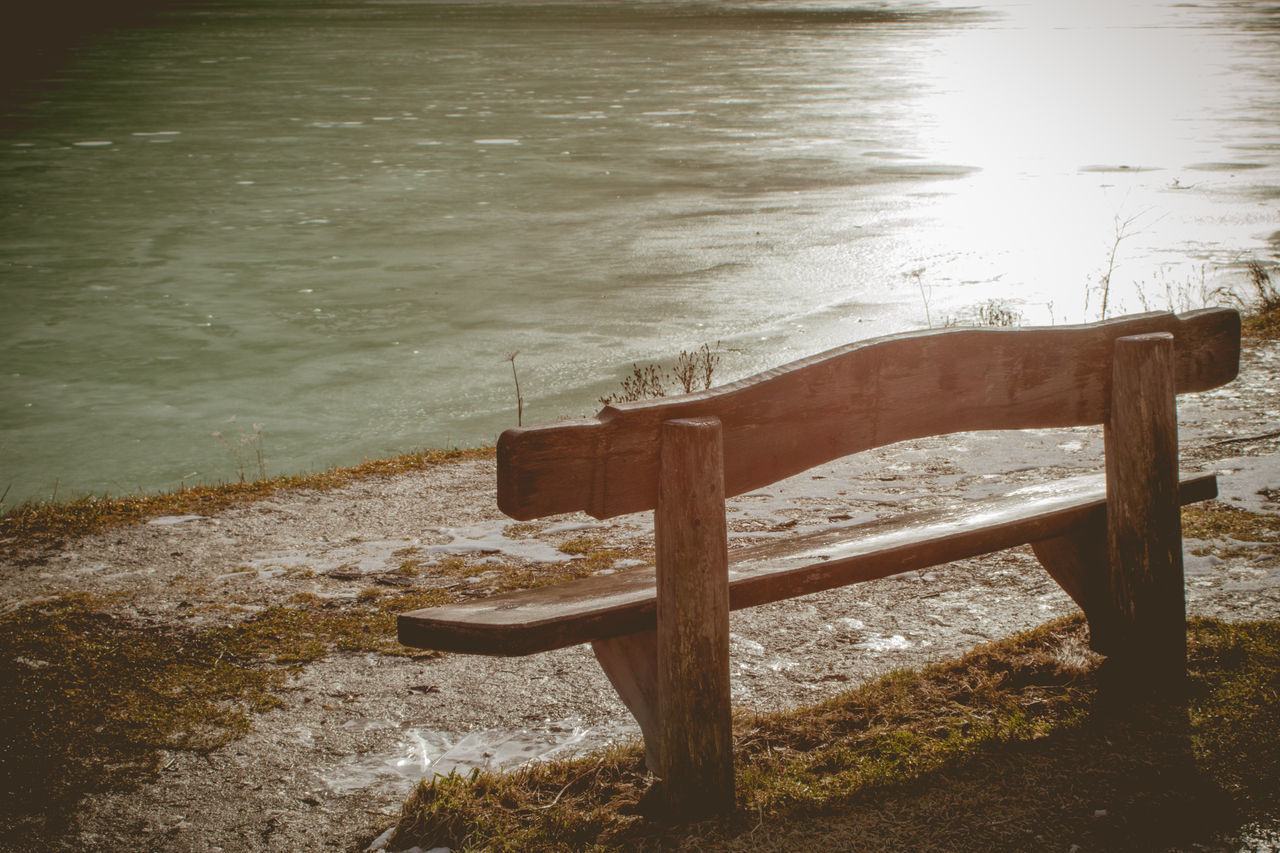 HIGH ANGLE VIEW OF EMPTY WOODEN BENCH ON LAKE