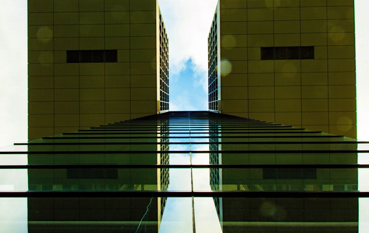 LOW ANGLE VIEW OF MODERN BUILDING AGAINST SKY