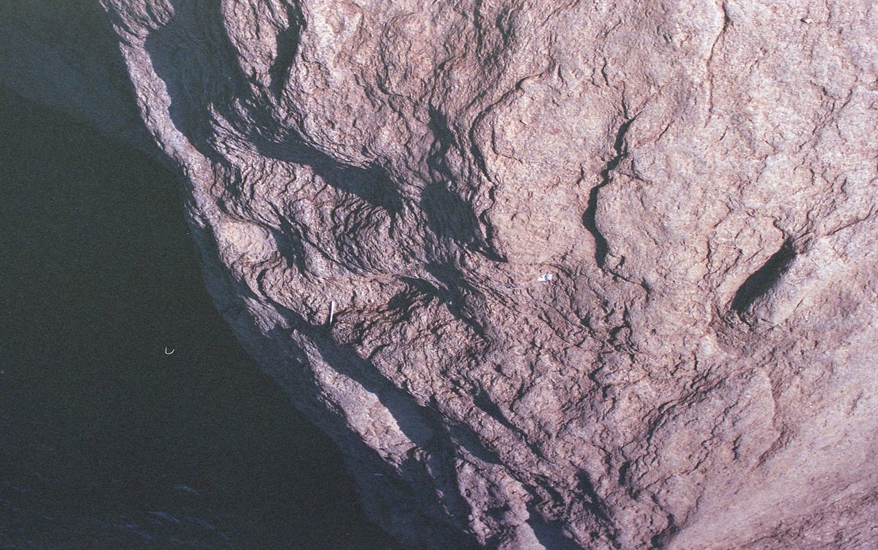 HIGH ANGLE VIEW OF ROCK FORMATION ON SEA