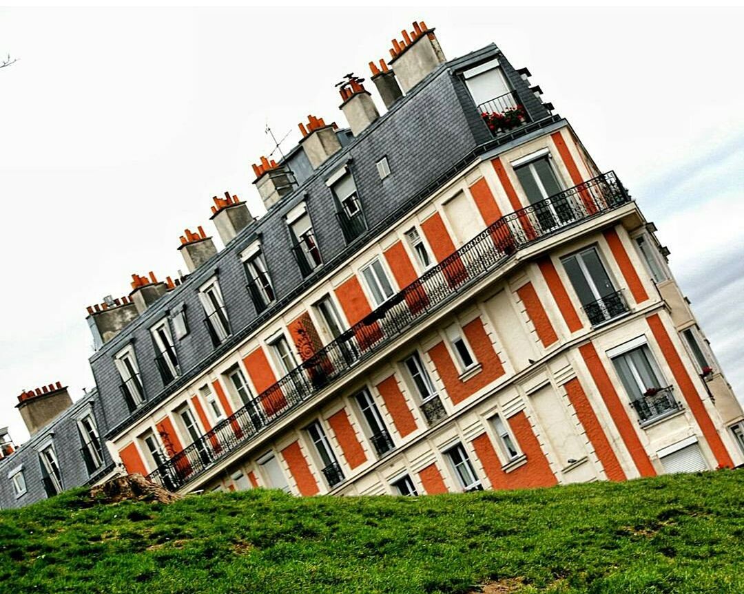 LOW ANGLE VIEW OF BUILDINGS AGAINST SKY