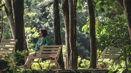 Womn sitting on bench in the park