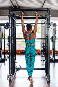 Muscular woman doing push-ups in the gym. crossfit training.