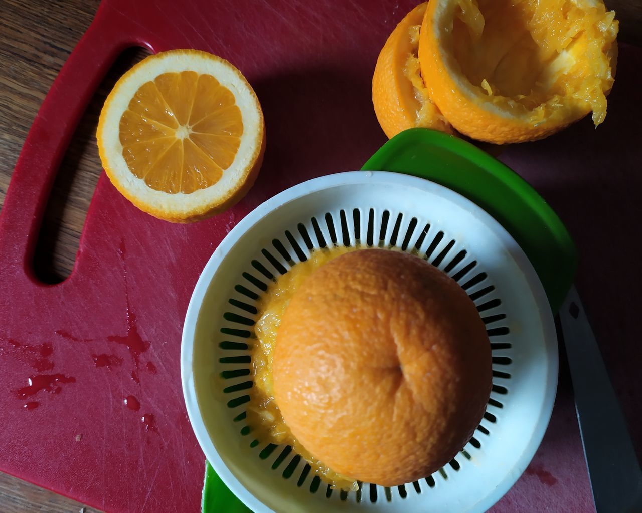 HIGH ANGLE VIEW OF ORANGE SLICES IN PLATE