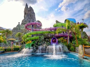 Water splashing in swimming pool